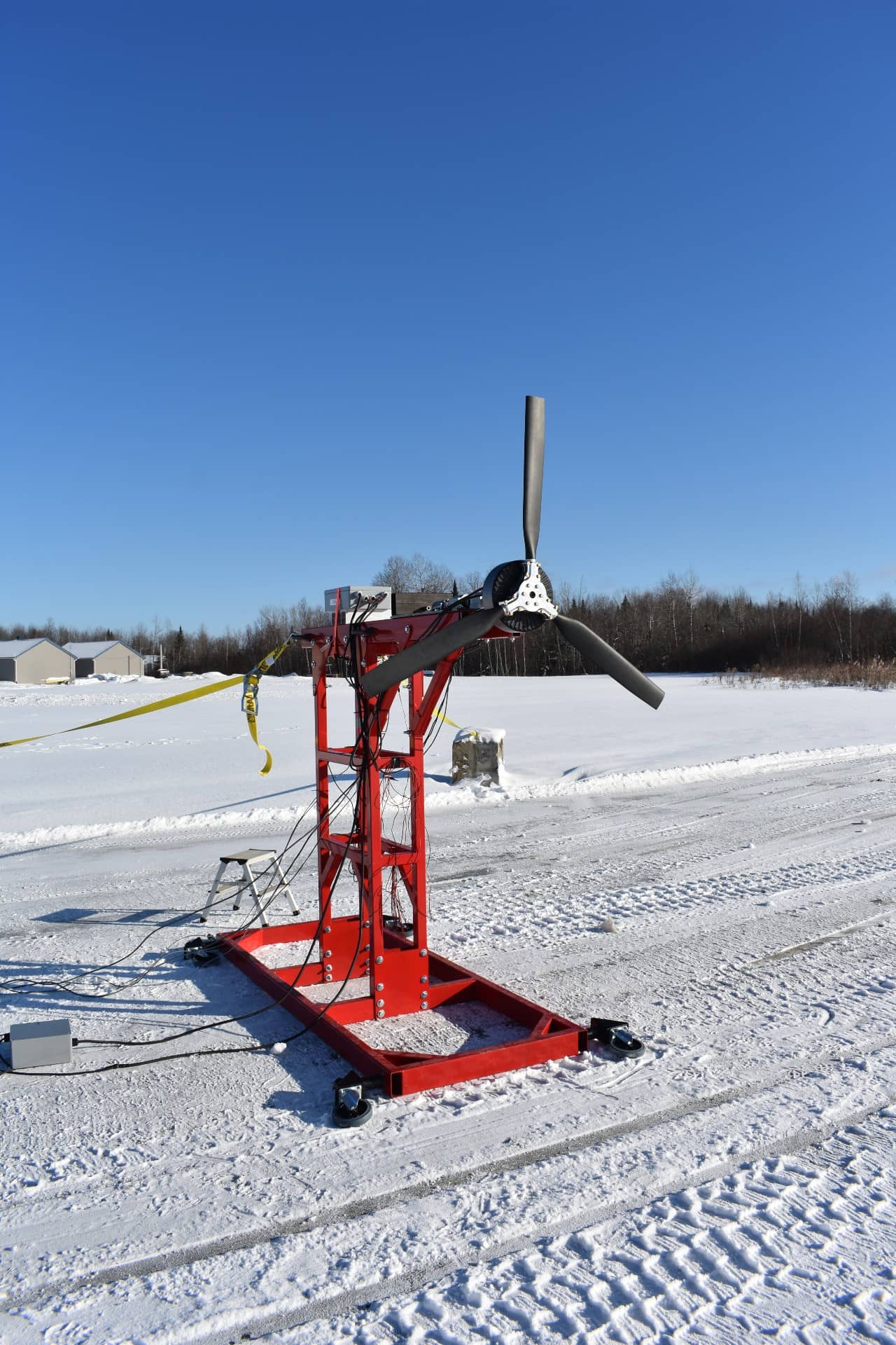 A mount holding a propeller during winter